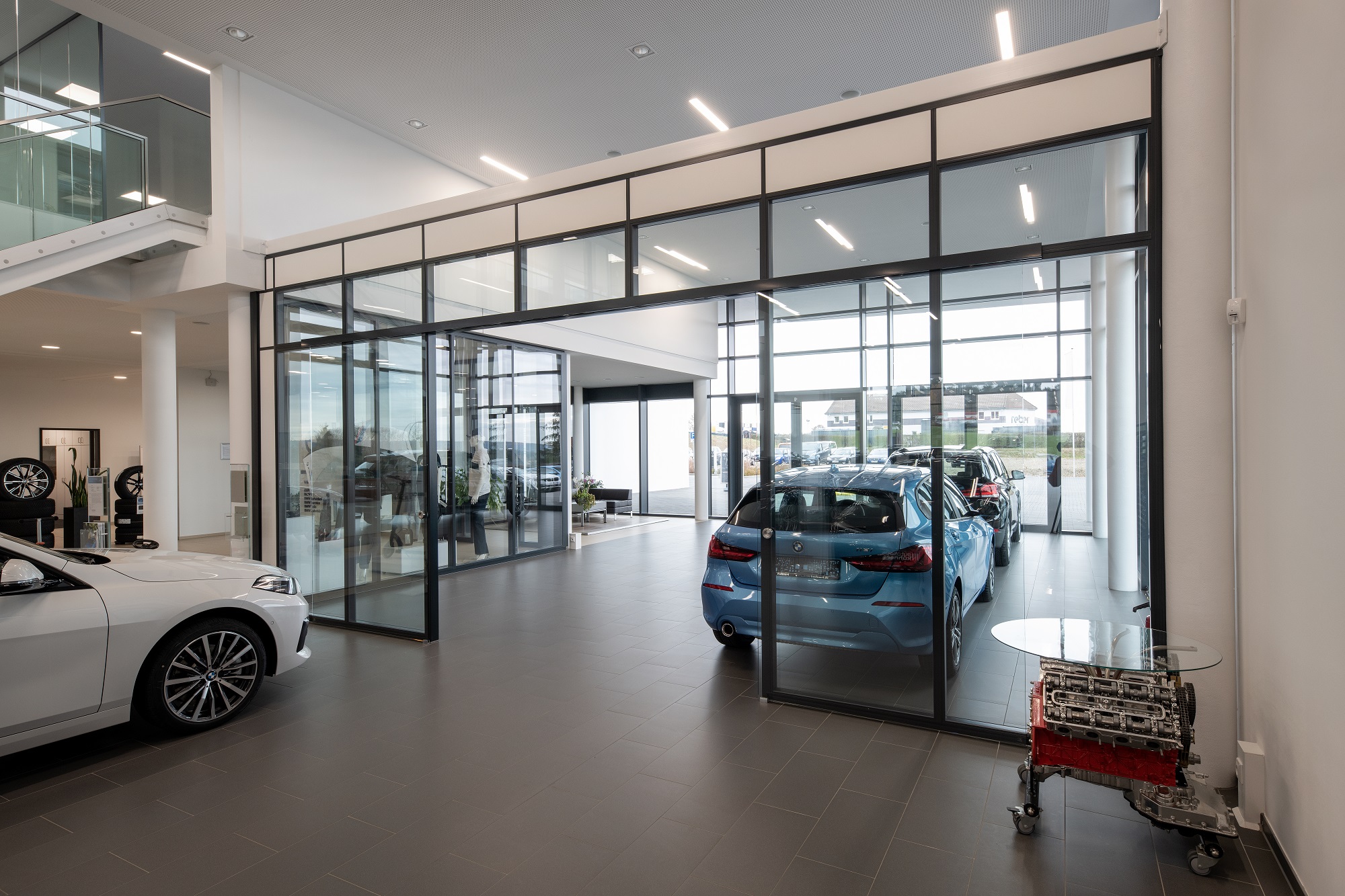 宝马陈列室的一栋建筑中的四个不同的 马尔斯隔断